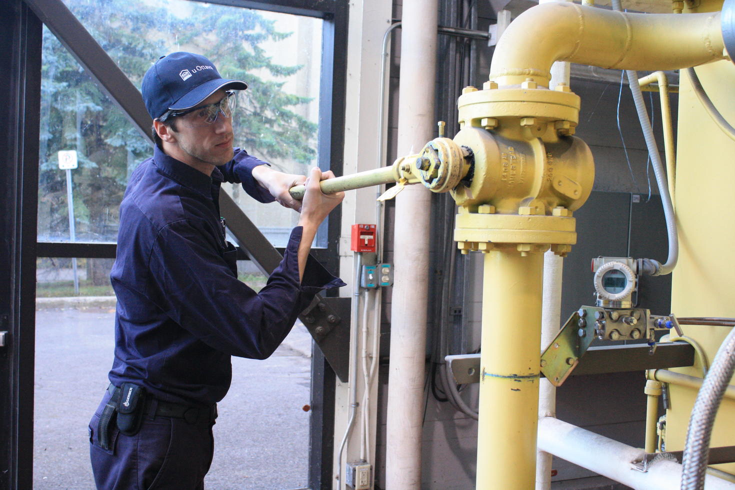 Engineer closes a valve at uOttawa powerplant