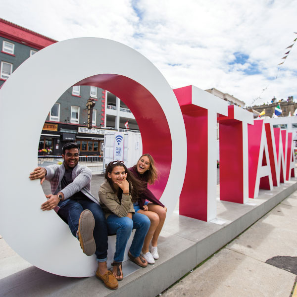 Des étudiants assis dans un panneau d'Ottawa