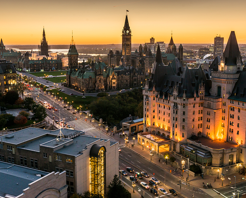 Vue du centre-ville d'Ottawa avec la colline du Parlement
