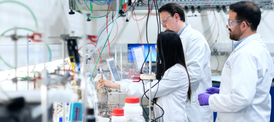  Étudiants en ingénierie travaillant dans un laboratoire biomédical avec des blouses de laboratoire.