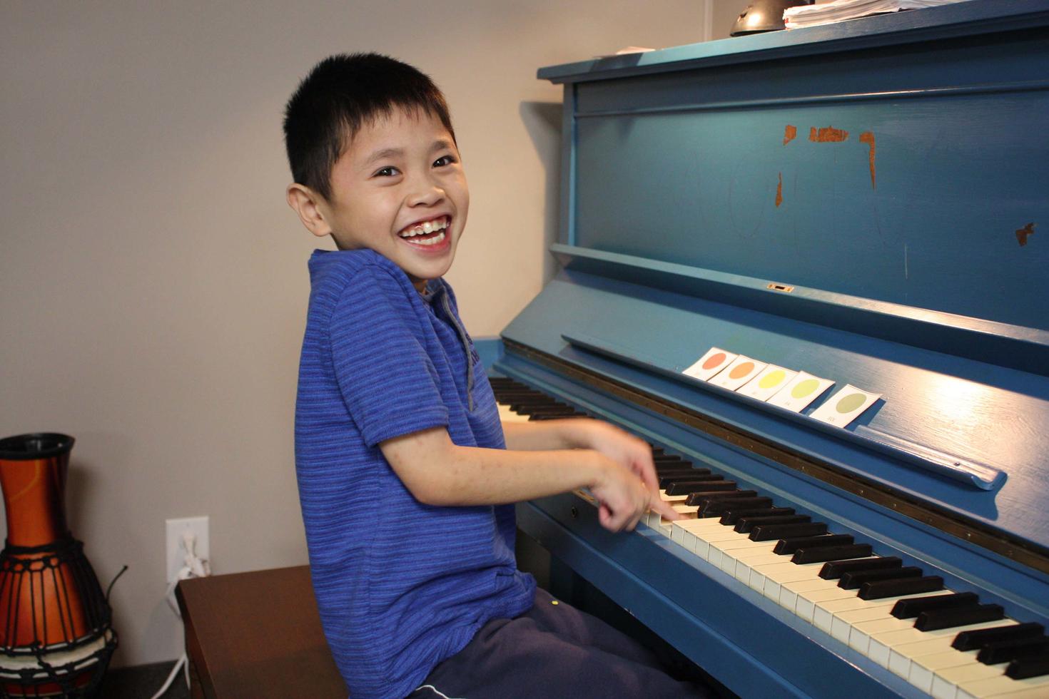 Un jeune garçon qui joue au piano