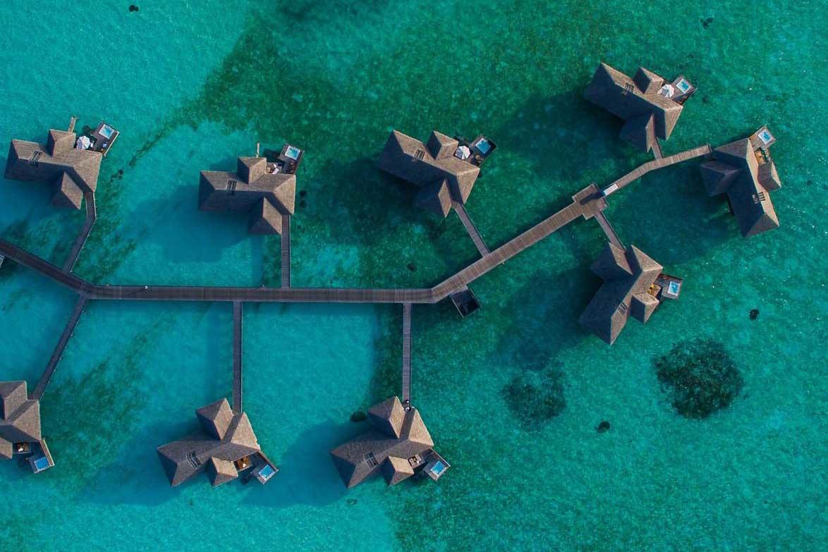 Des maisons paradisiaques liées entre elles et flottant sur de l'eau turquoise