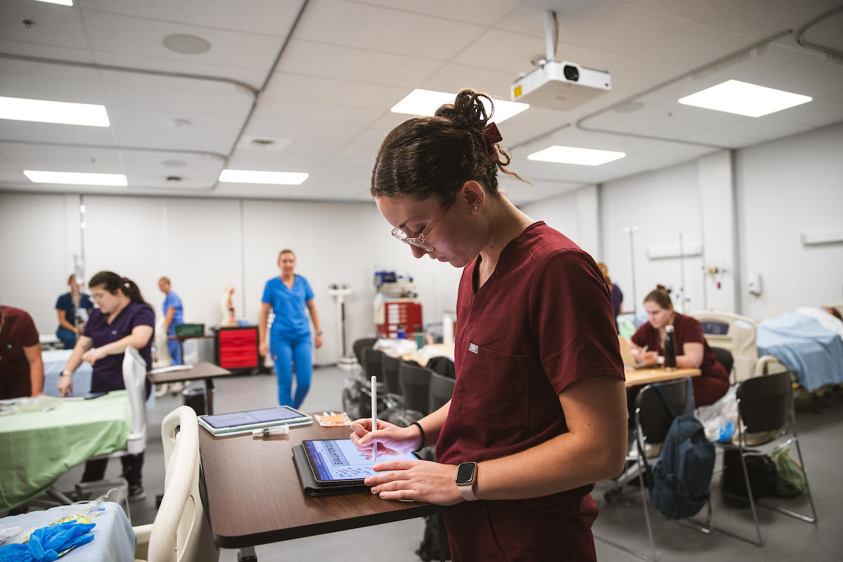 Un résident médical utilise une tablette dans un centre de simulation