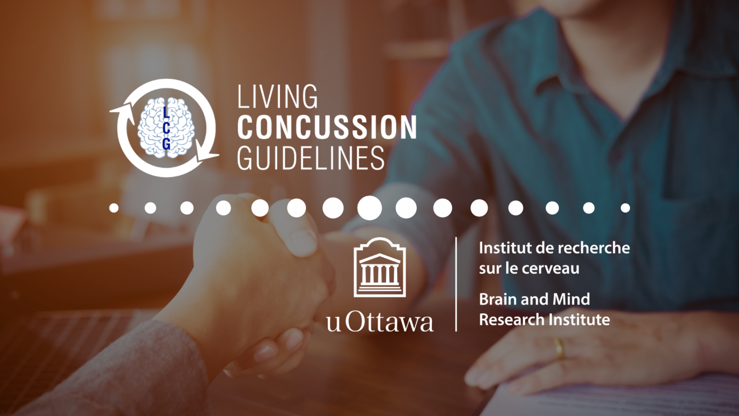 Logo de Living Concussion Guideline dans le haut d’une image montrant deux personnes qui se serrent la main. Logo de l’IRCuO dans le bas de l’image.