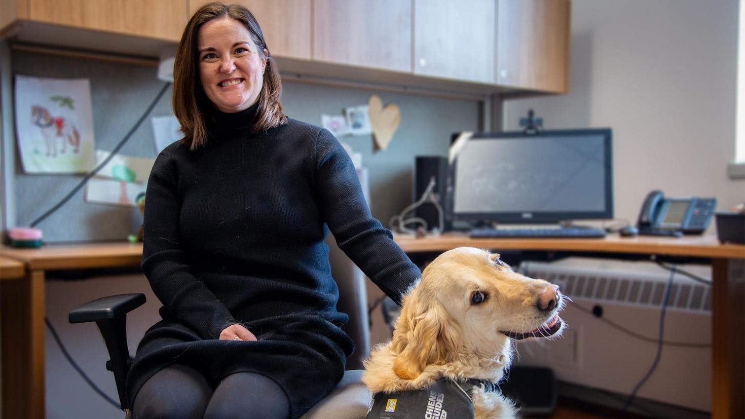 Erin Maloney avec son chien d'assistance, Winston, à son bureau de l'Université d'Ottawa