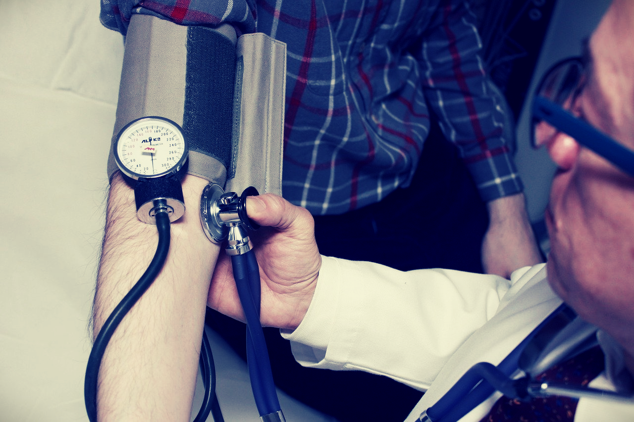 Médecin mesurant la pression artérielle d'un patient