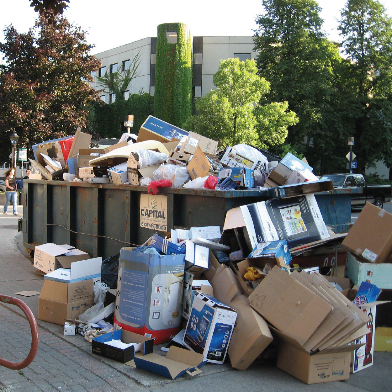 Benne à ordures débordant d’articles laissés par des étudiantes et étudiants de l’Université d’Ottawa à leur départ de leur résidence